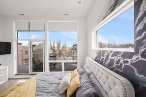 12 bedrooms, desk, iron/ironing board, WiFi - Multi-Unit Condo Building in Chicago (Chicago)