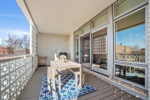 Outdoor dining - Multi-Unit Condo Building in Chicago (Chicago)