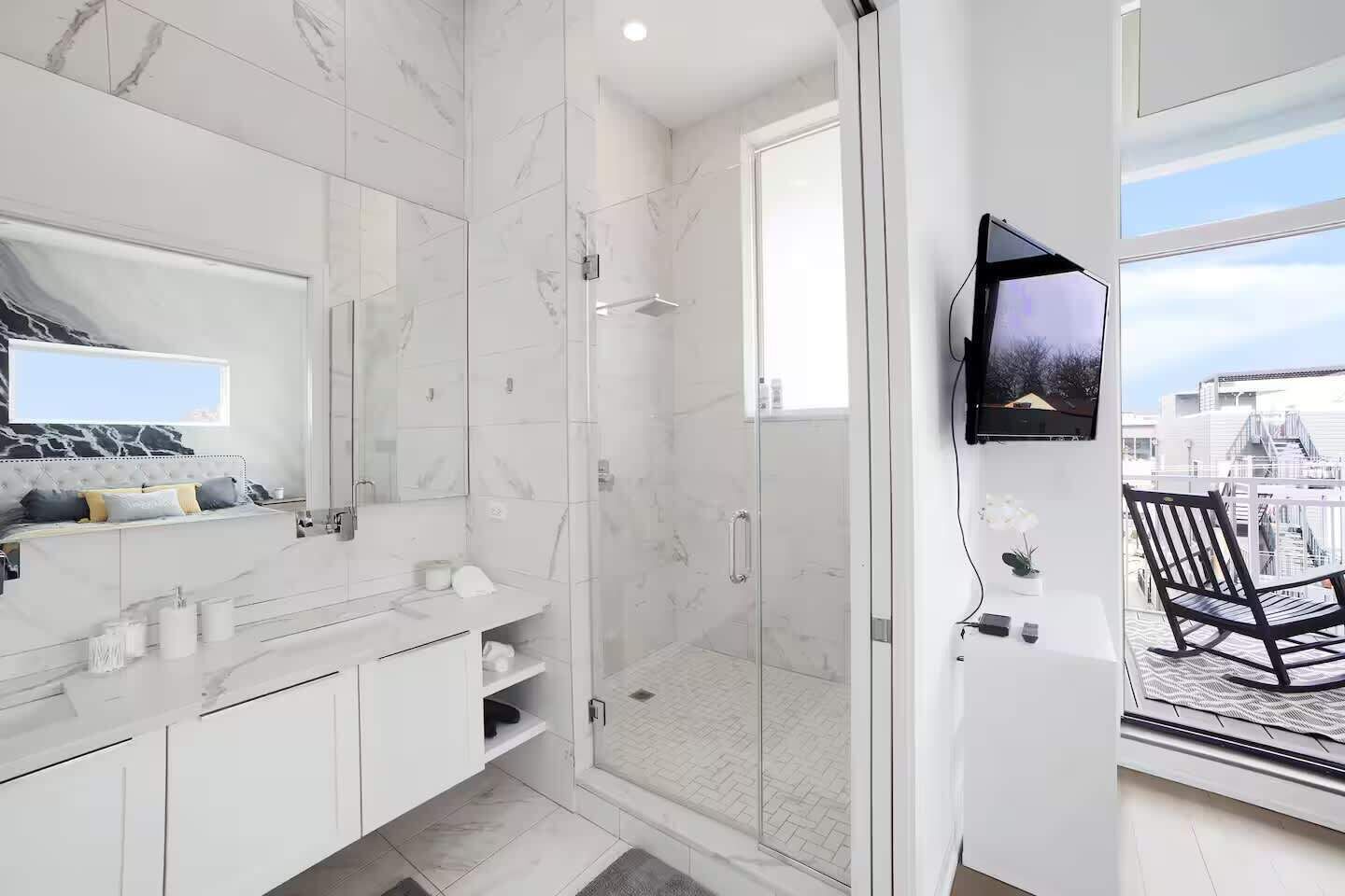 Regadera, secadora de cabello, toallas 