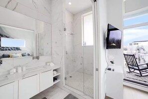 Regadera, secadora de cabello, toallas