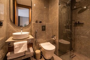 Suite estudio junior | Baño | Regadera, secadora de cabello, toallas, jabón 