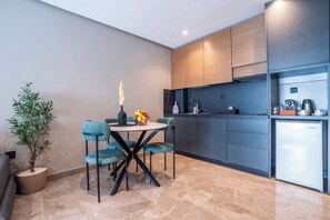Standard Studio Suite | Private kitchen | Fridge, stovetop, cookware/dishes/utensils - Casablanca Maarif City Center (Casablanca)