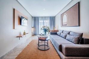 Standard Studio Suite | Living area | TV