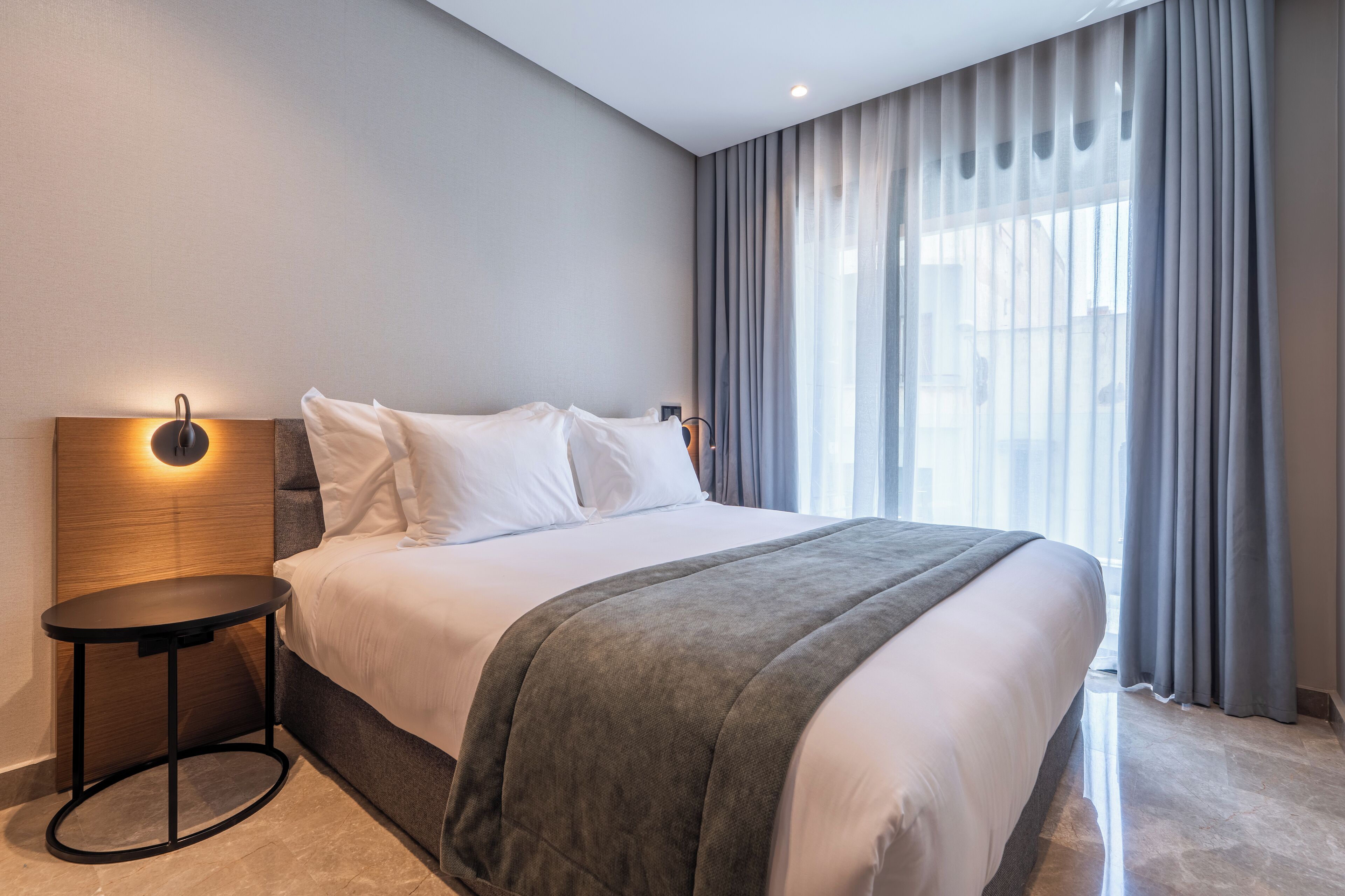 標準開放式套房 | 房內夾萬、書桌、手提電腦工作空間、遮光窗簾/窗簾