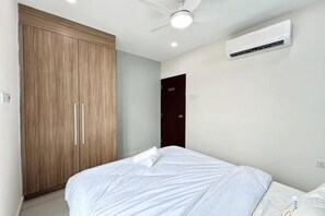A bedroom with a bed, wardrobe, ceiling fan, and air conditioning unit. - KSL D'Esplanade 2Bedrooms 7-8pax Shopping Heaven (Johor Bahru)