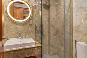 Badkamer | Gratis toiletartikelen, een haardroger, pantoffels