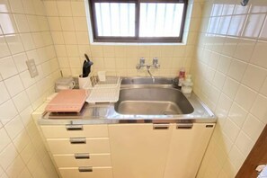 Private kitchen - AkiraHome Tsutenkaku West -THE CALM HOUSE- (Osaka)