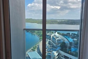 View from property - Seaview-Pinetree Marina Resort 2BR [Puteri Harbour] - 5 mins to Legoland (Iskandar Puteri)