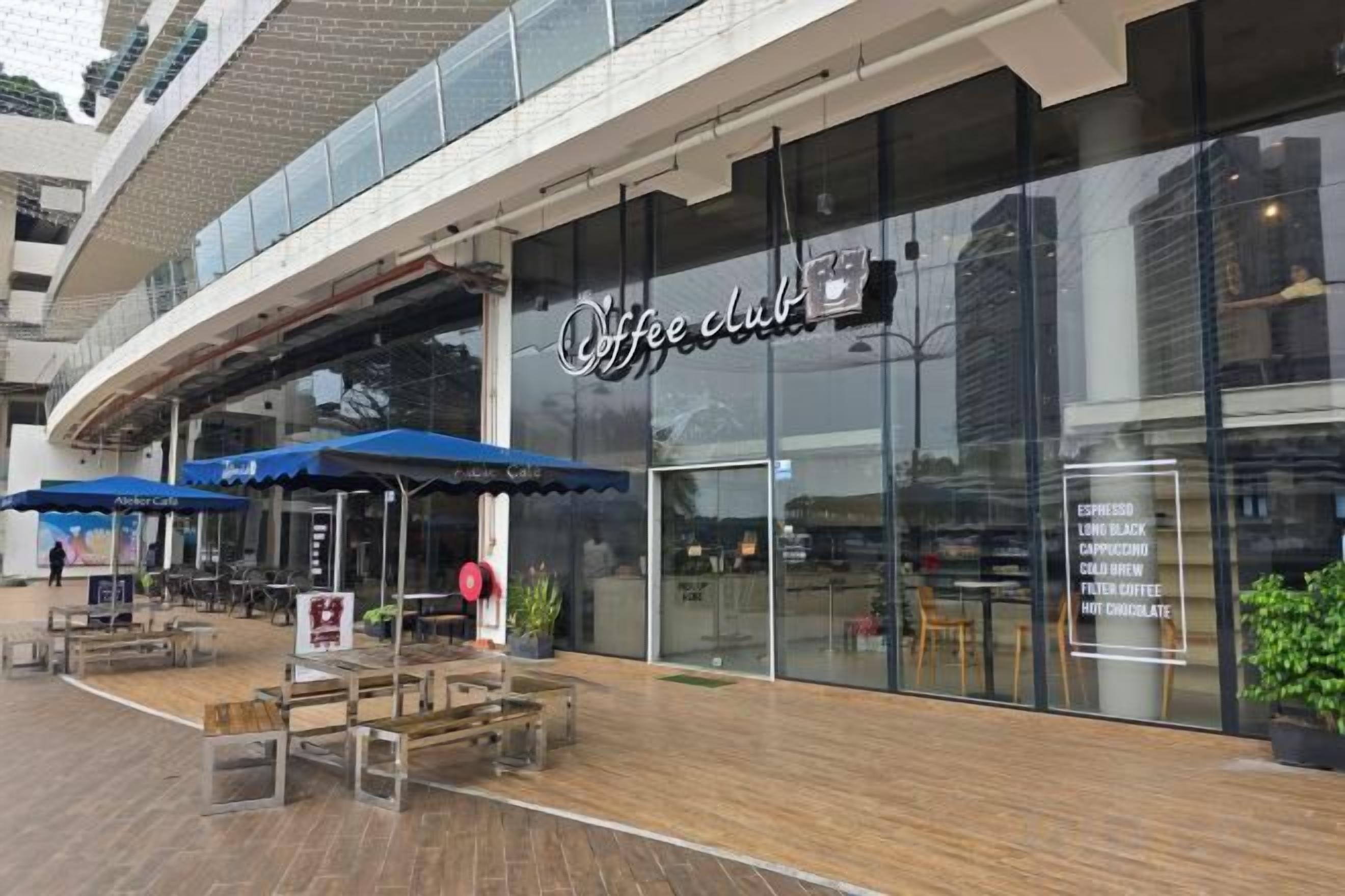 Un café doté d’une terrasse et d’une devanture en verre.