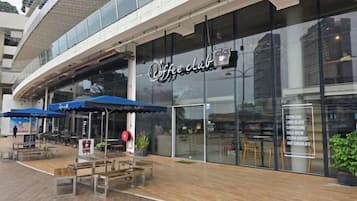 Un café doté d’une terrasse et d’une devanture en verre.