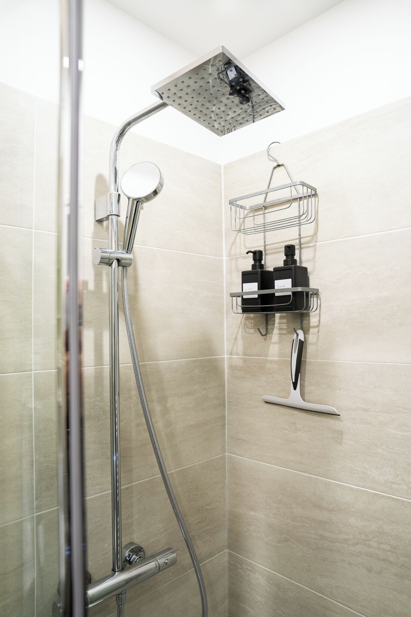 Douche, sèche-cheveux, serviettes fournies, savon