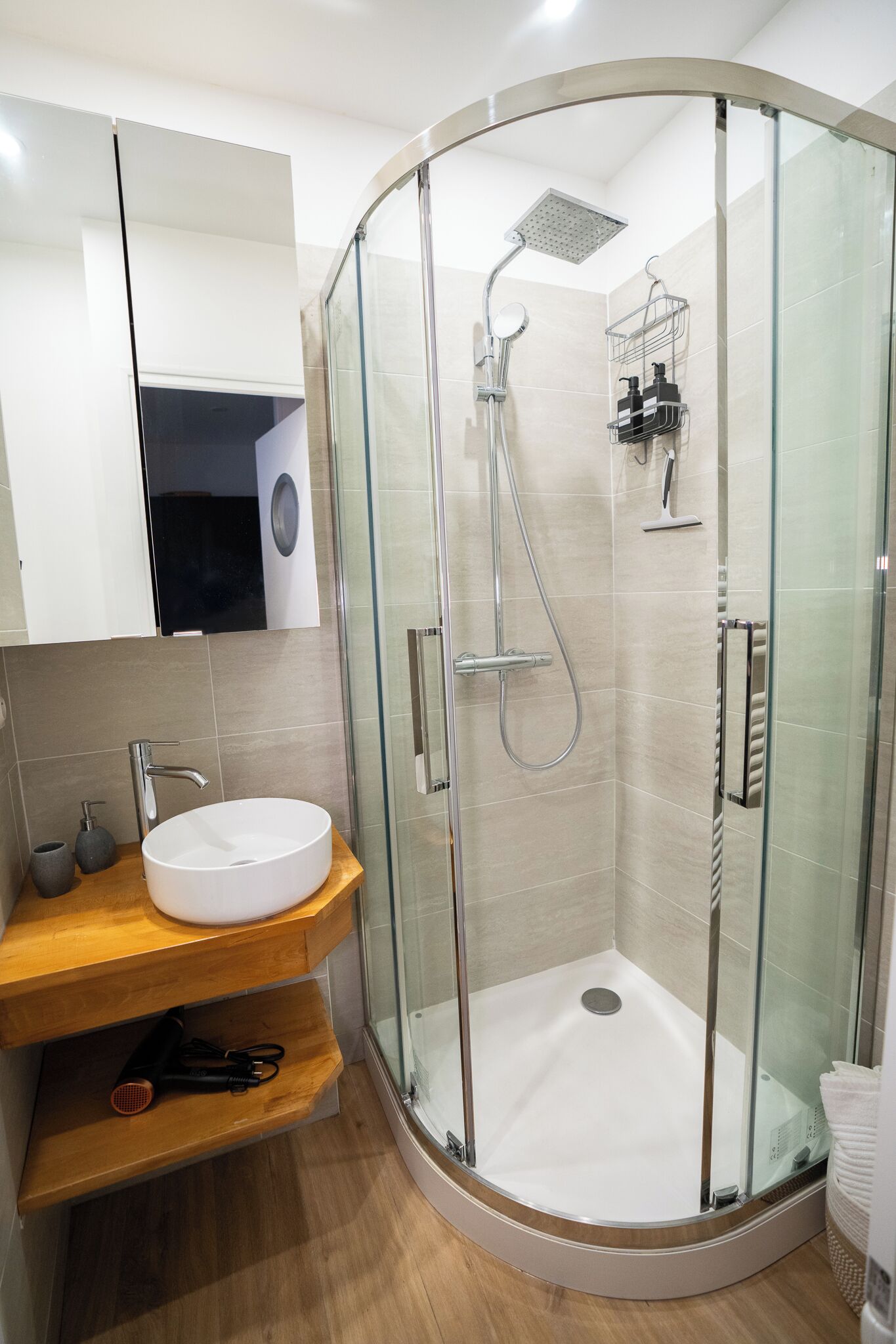 Douche, sèche-cheveux, serviettes fournies, savon