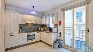 Frigorifero, microonde, forno, macchina per tè/caffè