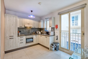 Fridge, microwave, oven, coffee/tea maker