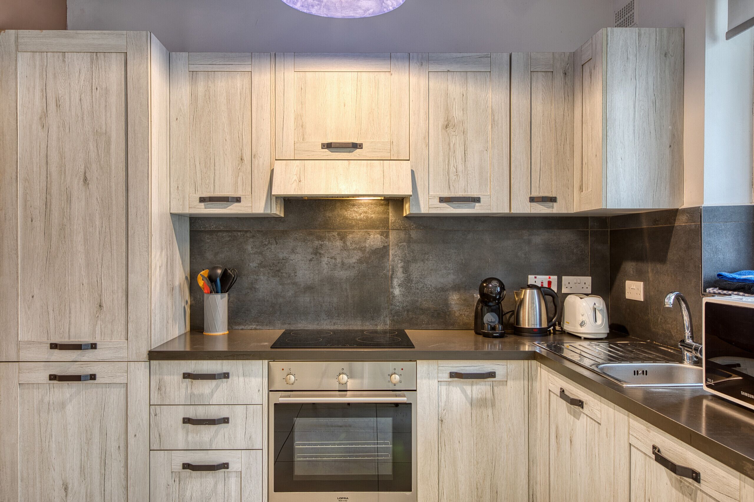 Refrigerador, microondas, horno y cafetera y tetera 