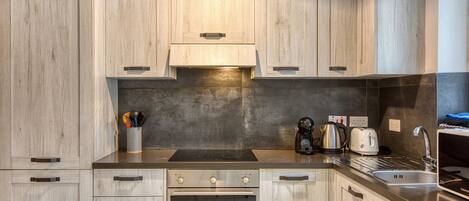 Refrigerador, microondas, horno y cafetera y tetera