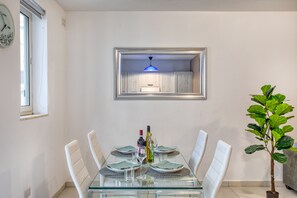 Dining - Modern & Charming 1-Bedroom flat in Gzira JVAS1-1 (Gzira)