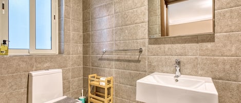 Dusche, Haartrockner, HandtĂŒcher, Toilettenpapier