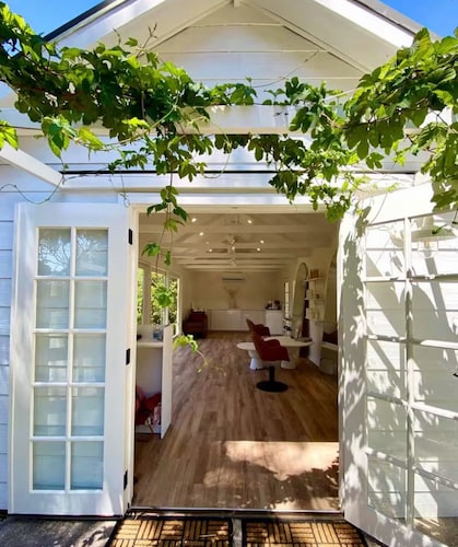 Stone Gate Cottage
Charm meets Modern 