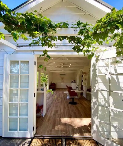 Stonegate Cottage -
Elegant Stone Cottage with Wood Fire, King Bed,