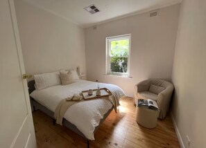 2 chambres, fer et planche à repasser, lit de bébé portatif