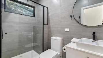 Apartment | Bilik Mandi | Tab mandi, pengering rambut, tuala disediakan, sabun