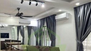 Een moderne woonkamer met een hoekbank, een plafondventilator en een airconditioning.