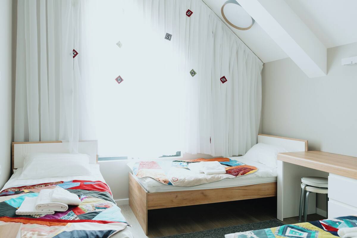Quarto triplo standard, banheiro privativo | Cortinas blackout, Wi-Fi de cortesia