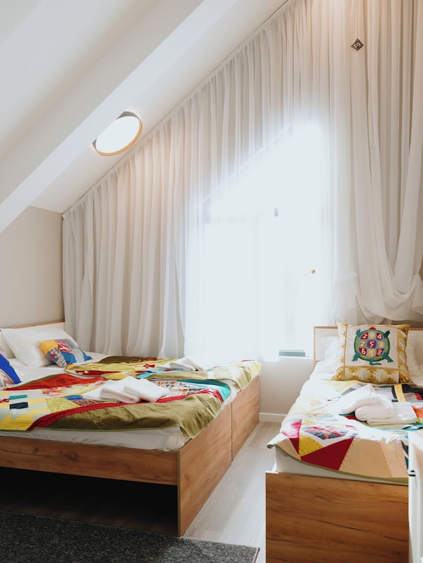Chambre Triple Familiale, salle de bains privée | Bureau, rideaux occultants, Wi-Fi gratuit