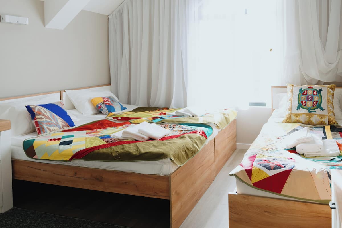 Chambre Triple Familiale, salle de bains privée | Bureau, rideaux occultants, Wi-Fi gratuit
