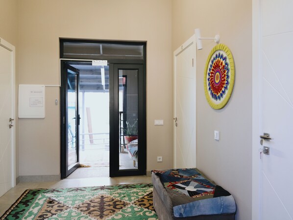 Books, heated floors, video library - Skeramos Boutique Art Hotel (Bishkek)