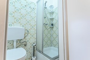 Basic Apartment | Bathroom