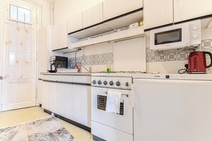 Apartamento básico | Cozinha privada | Micro-ondas, fogão, cooktop, talheres/pratos/utensílios de cozinha