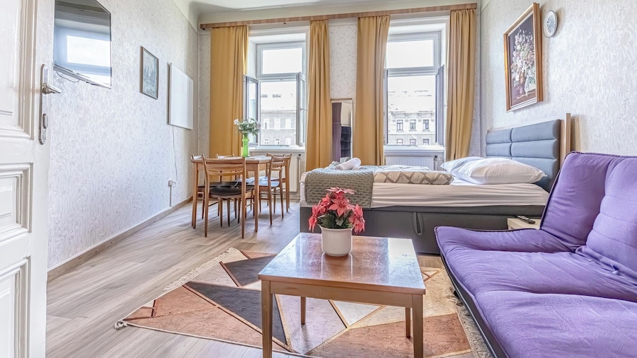 Stylish 2BR Apt Garden Modern Comforts