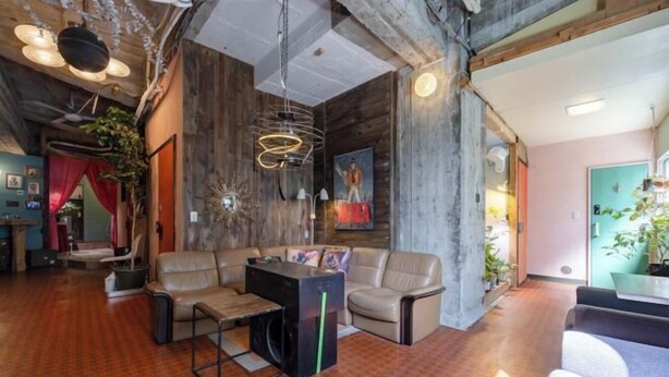 Un intérieur rustique avec des murs en bois, des canapés en cuir et un luminaire en forme de spirale, tout à fait original.