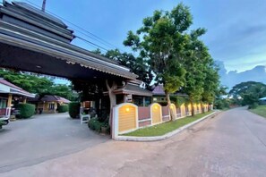 Unclassified image, 5 of 15, button - Chomwang resort (Wang Sam Mo)