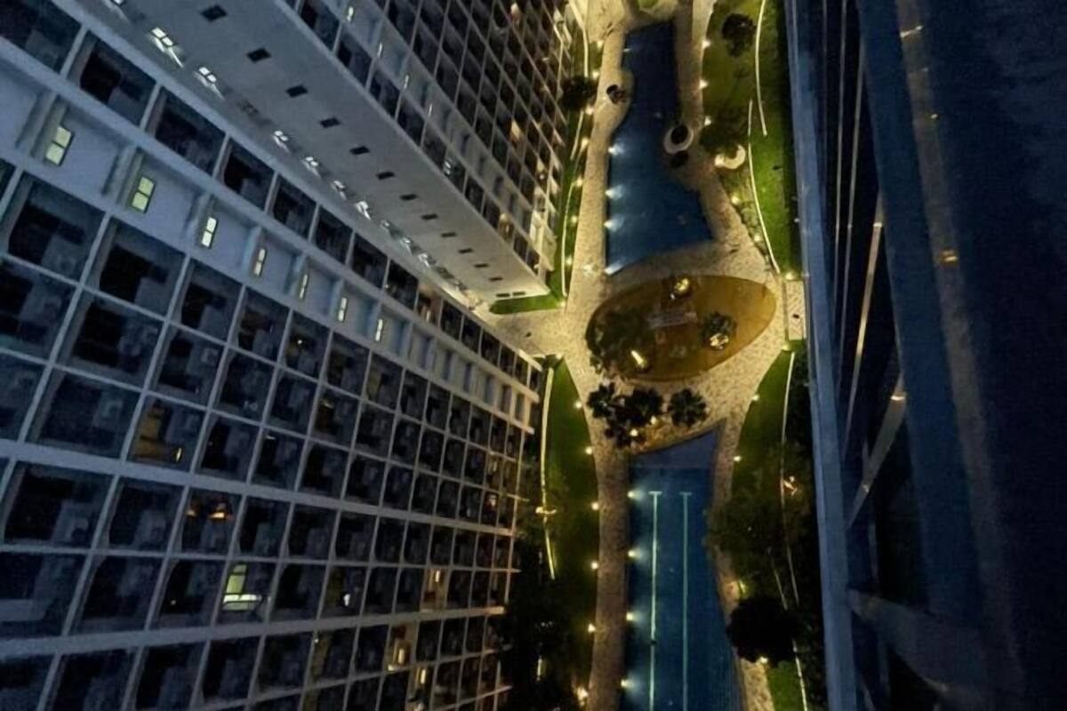 Un hôtel de grande hauteur doté d’une cour intérieure, de nombreux étages et d’une architecture moderne.