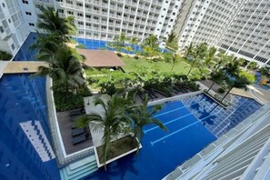 Outdoor pool - Coast Apartment (Pasay)