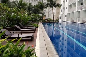 Outdoor pool - Coast Apartment (Pasay)