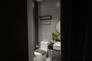 Bathroom - Urban Suites Jelutong 3BR Apartment with Infinity Pool · Near George Town · 18min to Airport (George Town)