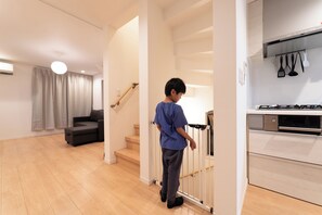 家庭別墅, 3 間臥室, 露台, 城市景 | 客廳 | 50 吋智能電視連數碼電視頻道、Netflix、Hulu