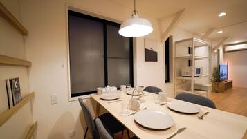 Vila Keluarga, 3 kamar tidur, balkon, pemandangan kota | Makan di kamar