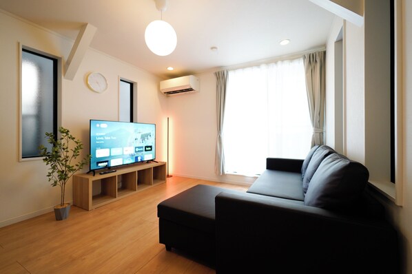Family Villa, 3 Bedrooms, Balcony, City View | Living area