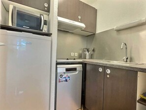 Jääkaappi, mikroaaltouuni, astianpesukone, kahvin-/teenkeitin