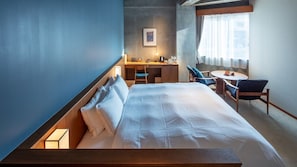 A hotel room with a bed, a desk, a chair, and a small table. - Hotel Ao Kanazawa (Kanazawa)