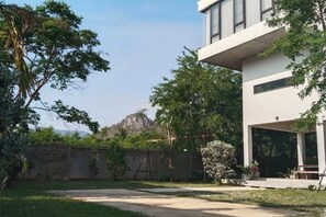 Un edificio moderno de dos pisos con un patio cubierto.