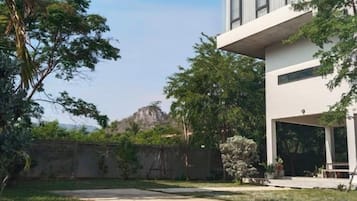 Un edificio moderno con techo plano, amplios ventanales y una zona exterior cubierta.