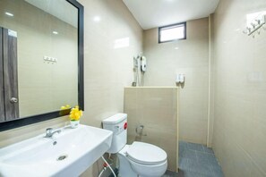 A bathroom with a sink, toilet, and a shower stall. - Sunshine Life Pattaya Poolvilla (Bang Lamung)