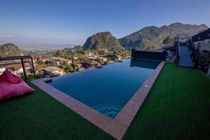 Outdoor pool - Oasis Phamee (Mae Sai)