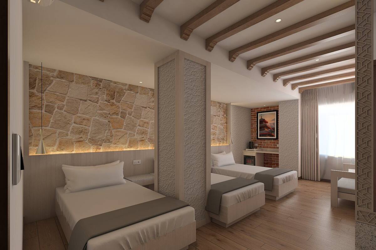 Habitación triple Deluxe | Caja de seguridad en la habitación y escritorio